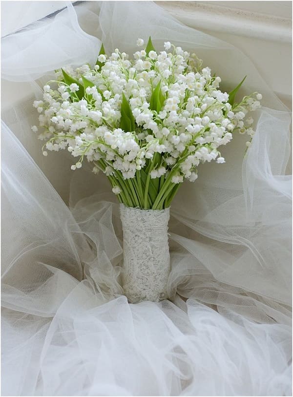 Hoa linh lan trắng làm hoa cầm tay cô dâu