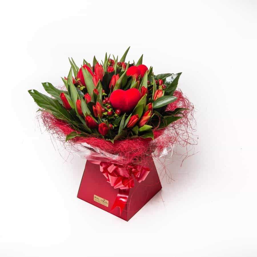 Giỏ hoa tulip đỏ làm quà tặng 8-3