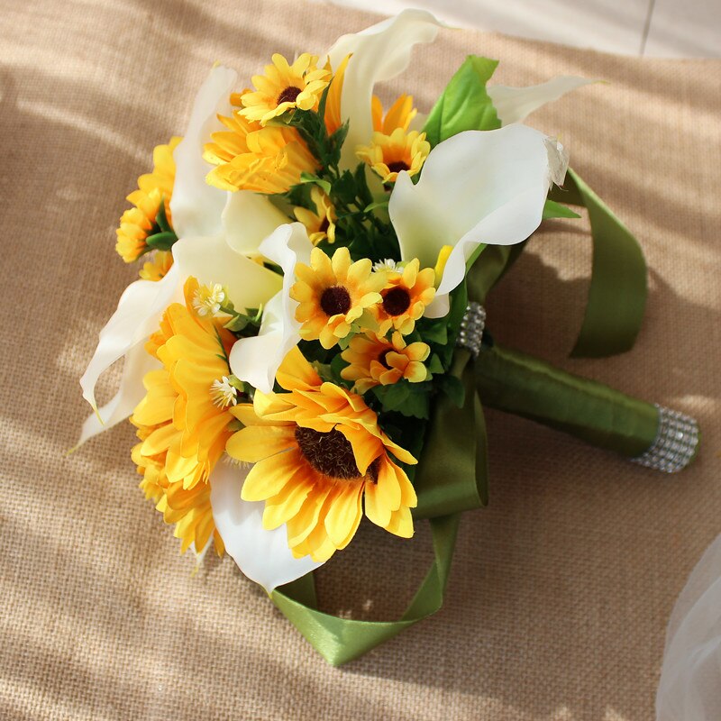 Bó hoa cầm tay cô dâu rực rỡ