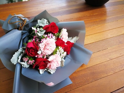Bó hoa cẩm chướng kết hợp với hoa hồng