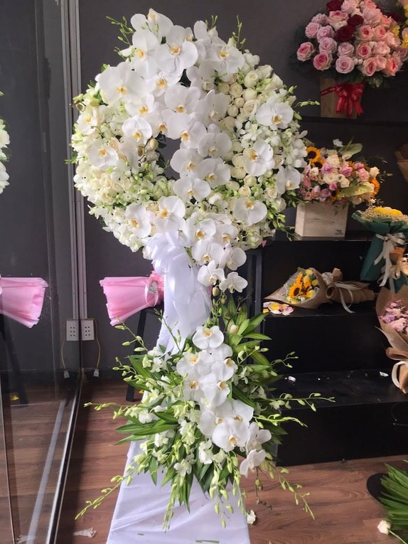 Đặt vòng hoa nhà tang lễ Phùng Hưng