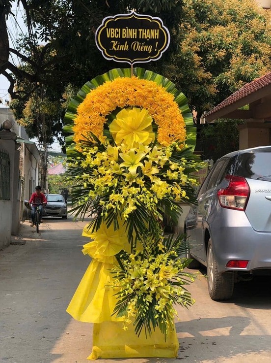 Đặt vòng hoa nhà tang lễ Phùng Hưng