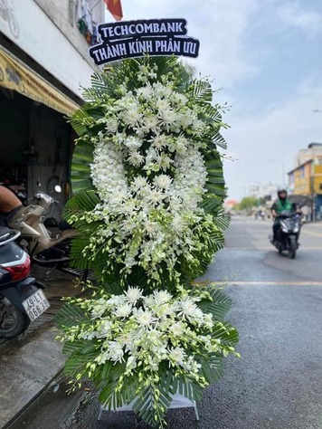 Đặt Vòng Hoa Viếng