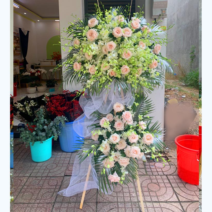 Vòng hoa viếng đám ma - Biểu tượng tôn kính và an ủi người thân xấu số