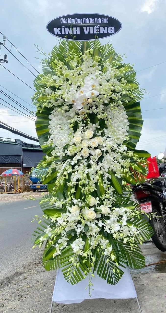 Vòng hoa viếng đám ma - Biểu tượng tôn kính và an ủi người thân xấu số