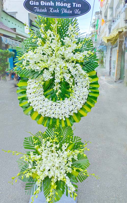Vòng hoa viếng đám ma - Biểu tượng tôn kính và an ủi người thân xấu số